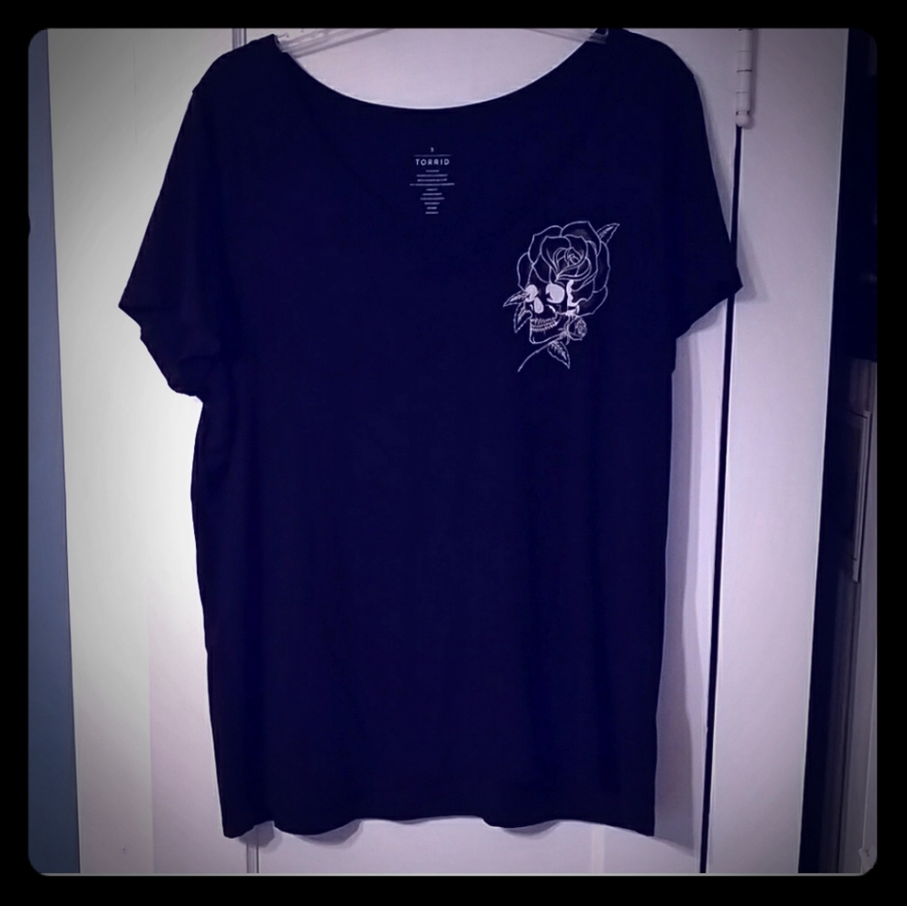 Rose skull vneck